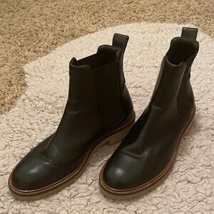 Everlane Black Leather Heeled Chelsea Boots with Brown Contrast Sole